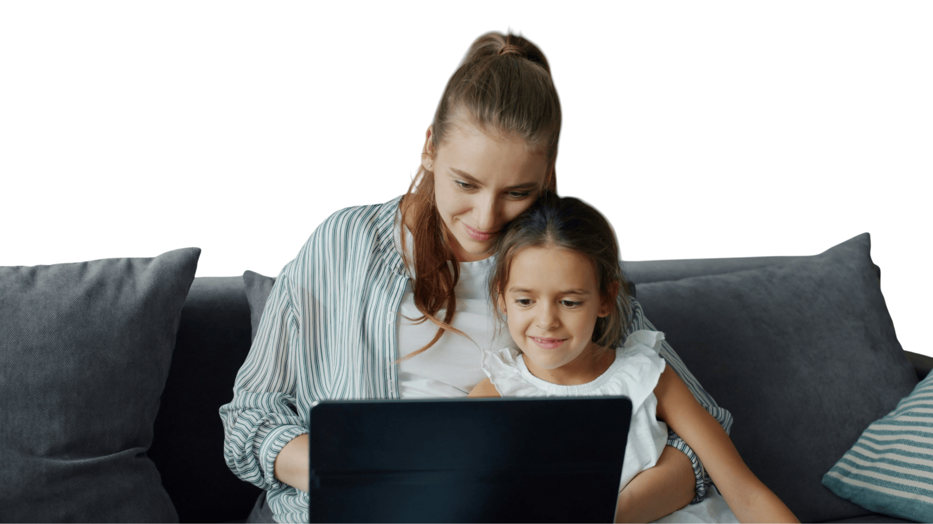 Anne ve kızı laptopta birlikte İngilizce dersi takip ediyor